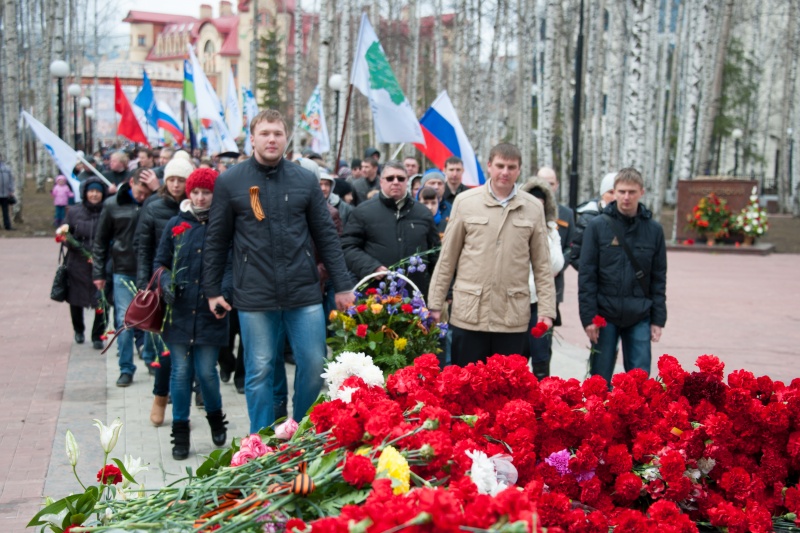 9 Мая сотрудники холдинга «ЮТЭК» возложили цветы к Вечному огню в Парке Победы 9 Мая сотрудники холдинга «ЮТЭК» возложили цветы к Вечному огню в Парке Победы